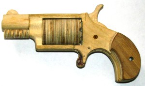 Готовый револьвер из дерева
